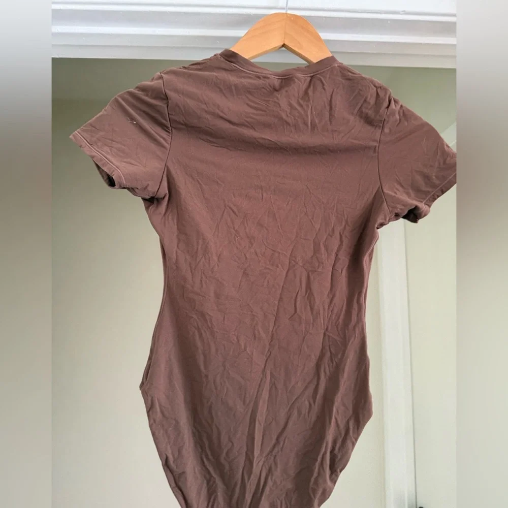 SKIMS Fits Everybody TShirt Bodysuit - Picture 4 of 7